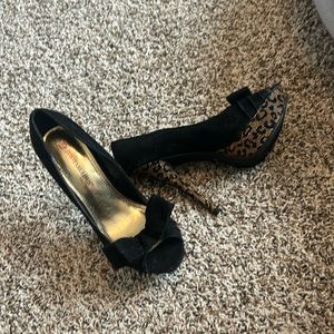 Just fabulous black and cheetah print heels. Size 7